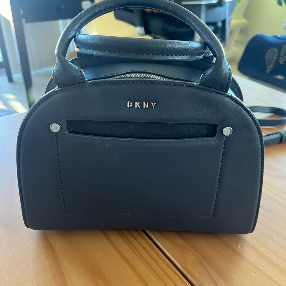 DKNY Handbag 100% leather dusty blue navy top handle crossbody strap silver zip